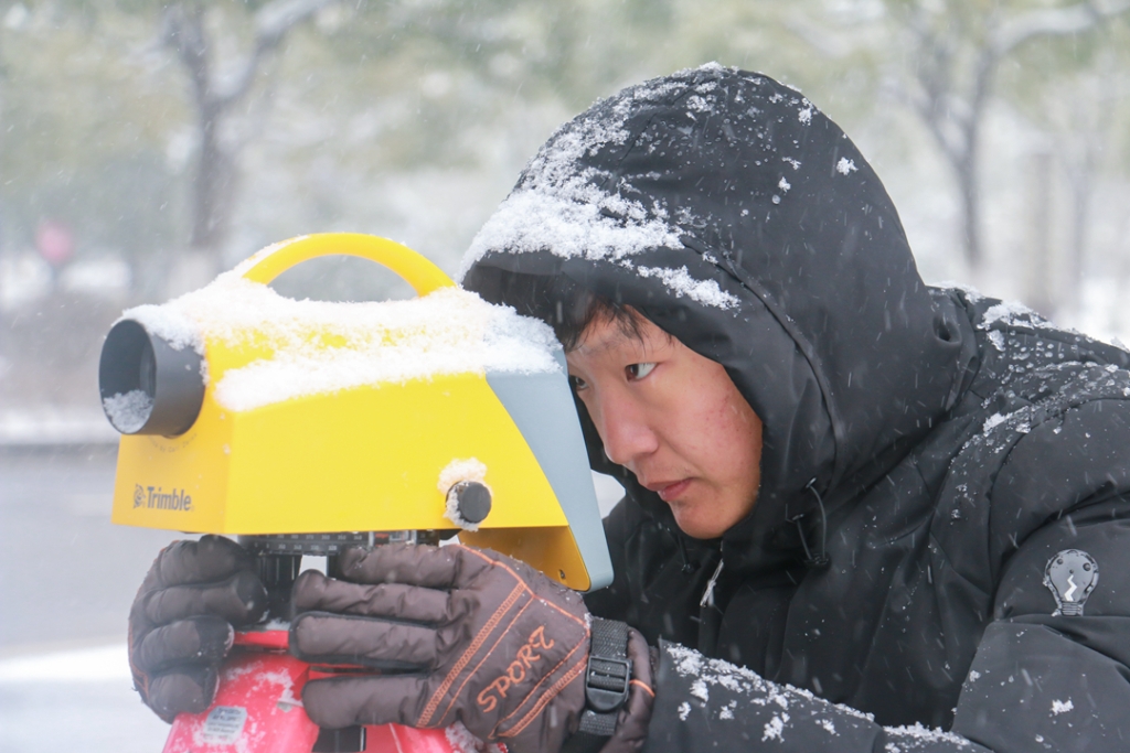 2018年1月27日，工程技術(shù)人員在雪中開展測(cè)量作業(yè)。