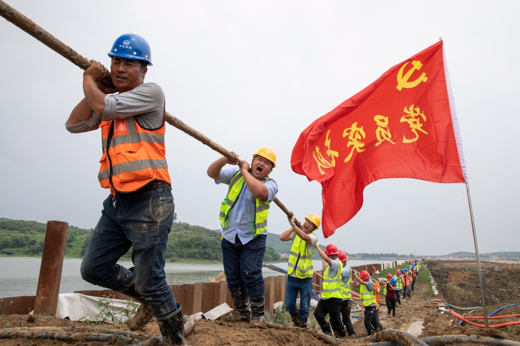 2019年6月21日，蘇錫常太湖隧道工地架設(shè)萬(wàn)伏電纜，黨員突擊隊(duì)在施工現(xiàn)場(chǎng)。