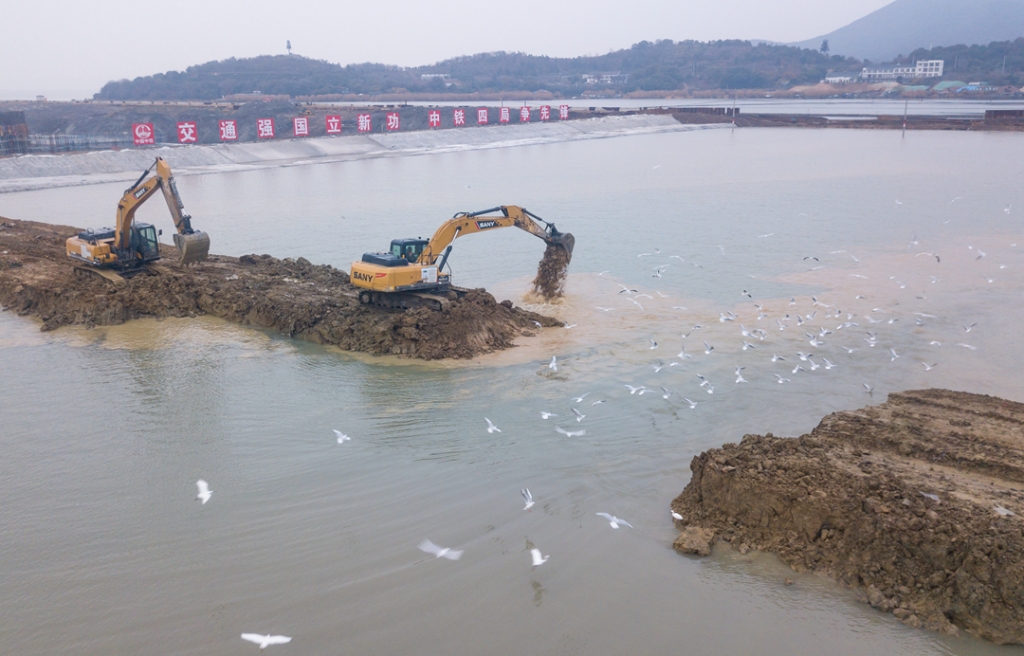 2019年12月23日，鳥群從陸島轉(zhuǎn)換圍堰回水施工現(xiàn)場(chǎng)飛過(guò)。