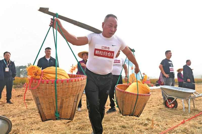 農(nóng)趣賽事活化農(nóng)耕文化 文體紐帶撬動(dòng)鄉(xiāng)村產(chǎn)業(yè) 農(nóng)民趣味運(yùn)動(dòng)會(huì)喚醒鄉(xiāng)村新魅力